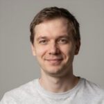 Уверенный мужчина средних лет, представляющий команду экспертов онлайн-казино 플레이포커 9엠 по имени 이영희